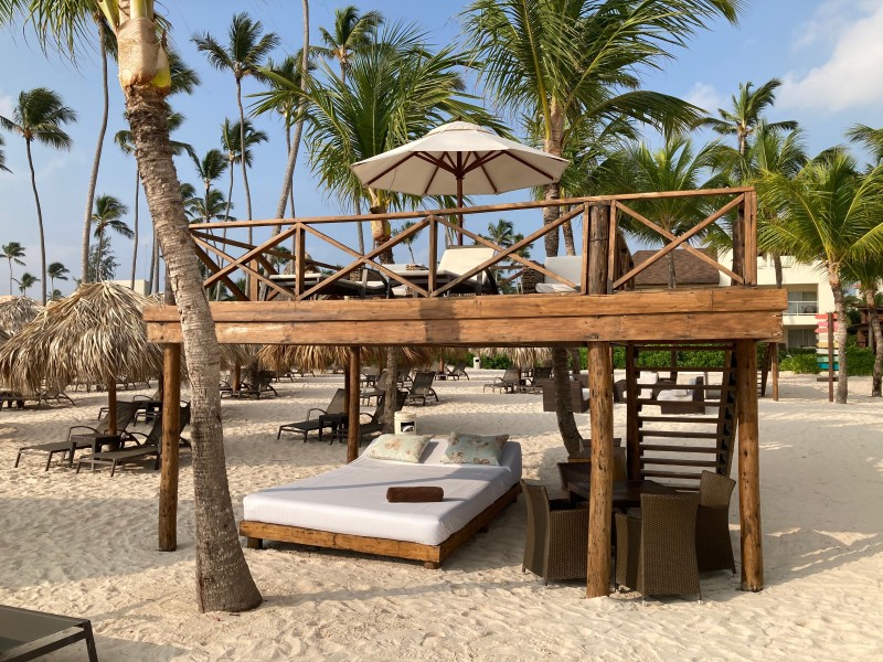 Dreams Royal Beach - Sundeck am Strand