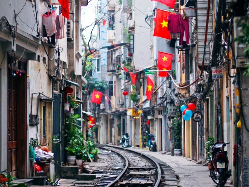 Bunte Eisenbahnstraße in Hanoi