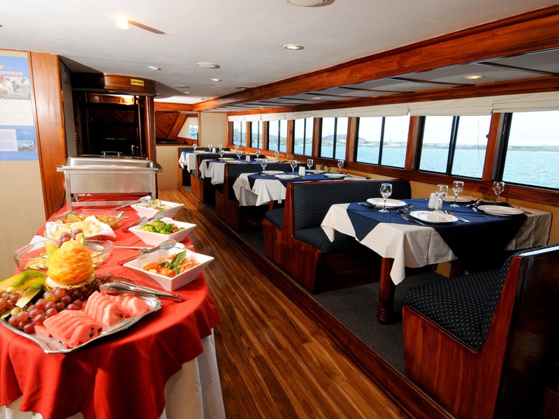 Speiseraum mit Frühstücksbuffet