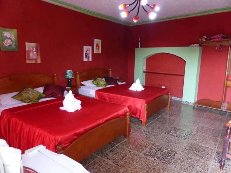 Osmary y Alberto - Zweibettzimmer Rot