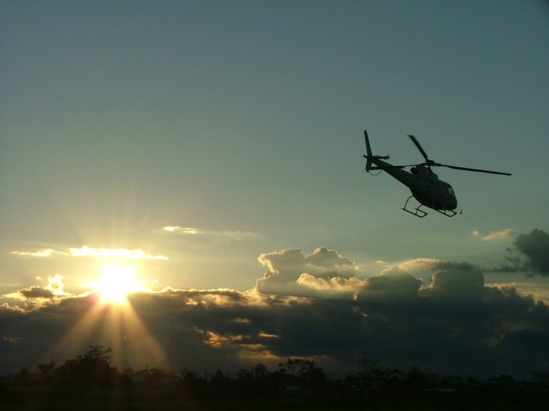 Fliegen Sie in den Sonnenuntergang