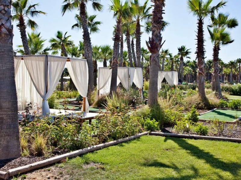 Wine&Books - Lounge by the pool