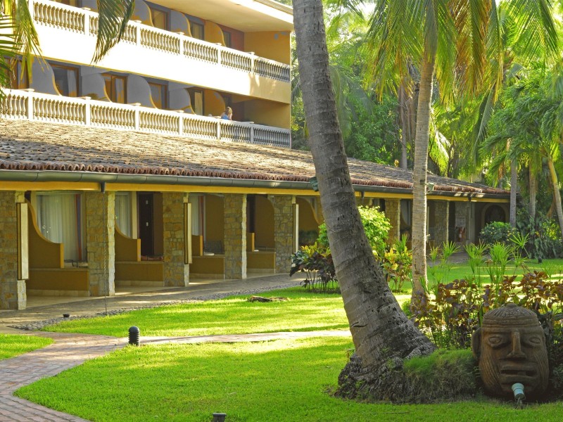 Tamarindo Diria Hotelgebäude und Garten