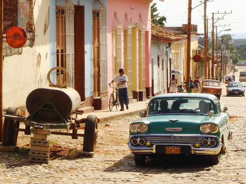 Trinidad - Strassenszene mit Oldtimer