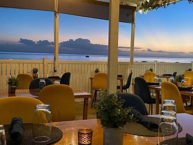 Coast Restaurant and Deli Dining