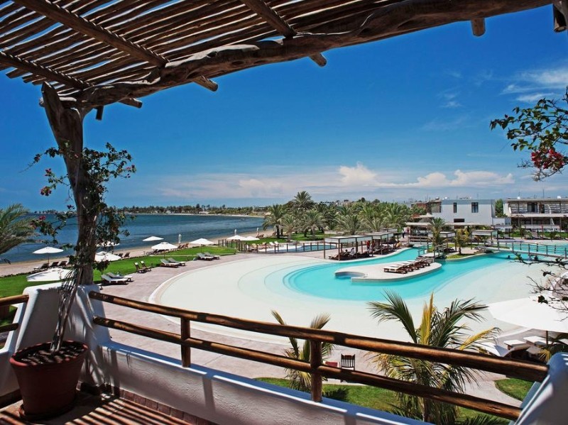 Schwimmbad mit Meerblick