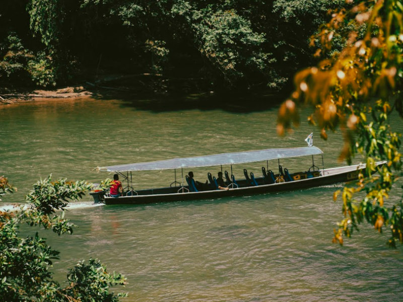 Transfer by canoe on the river