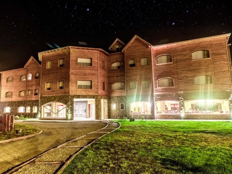 Destino Sur - Hotelfassade bei Nacht