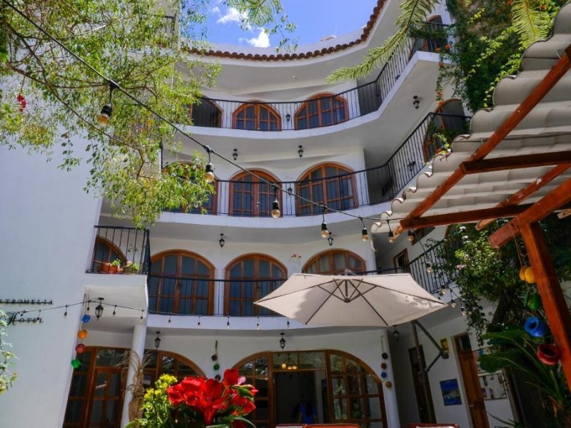 Astromelia Hotel Aussenansicht