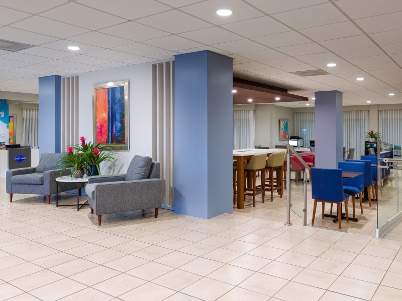 Holiday Inn Express Airport - Lobby