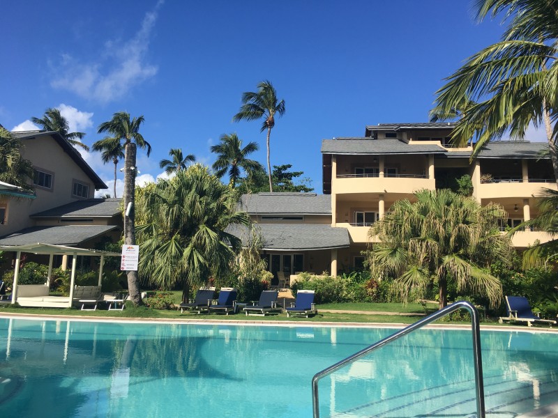 Alisei - Pool und Hotelansicht