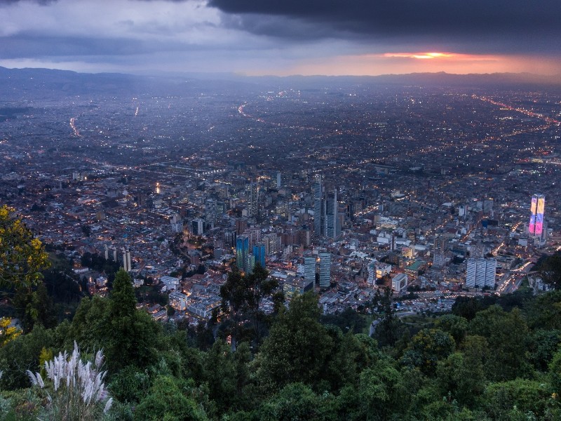 Bogota bei Dämmerung von Monserrate