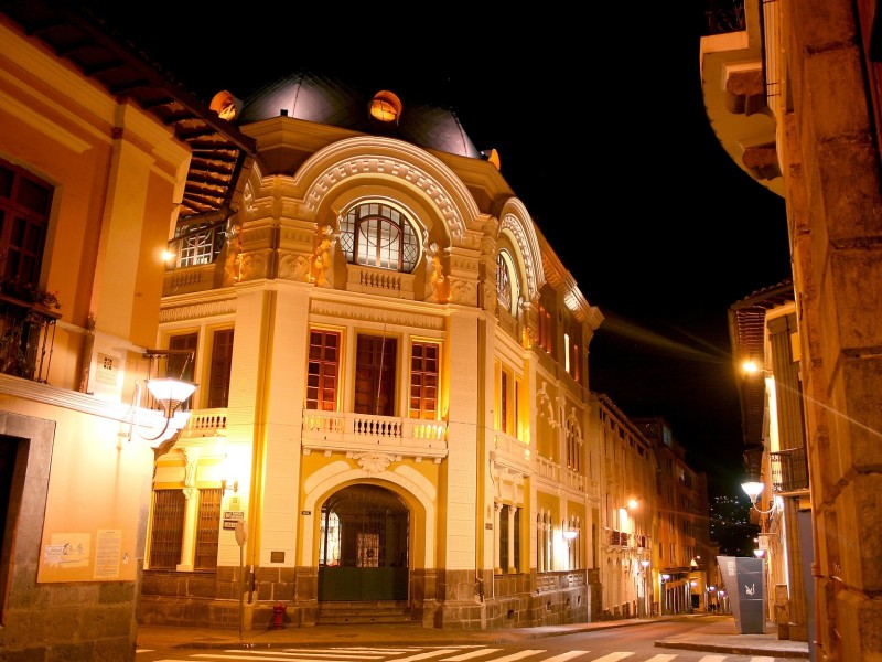 Altstadt von Quito bei Nacht