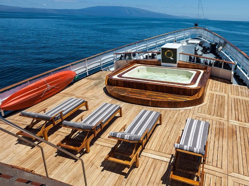 Sonnendeck mit Jacuzzi