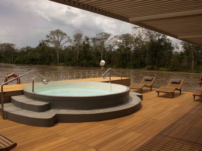 Delfin III Sonnendeck Pool