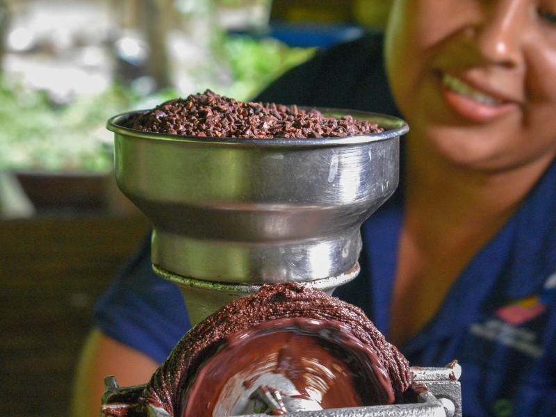 Bribri Frau beim Kakao mahlen 