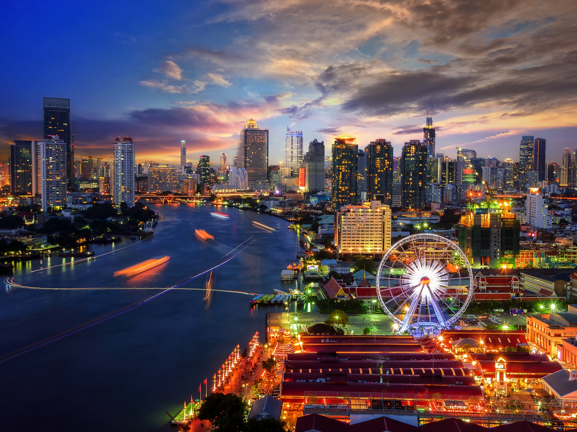 Bangkok Skyline mit Chao Phraya 