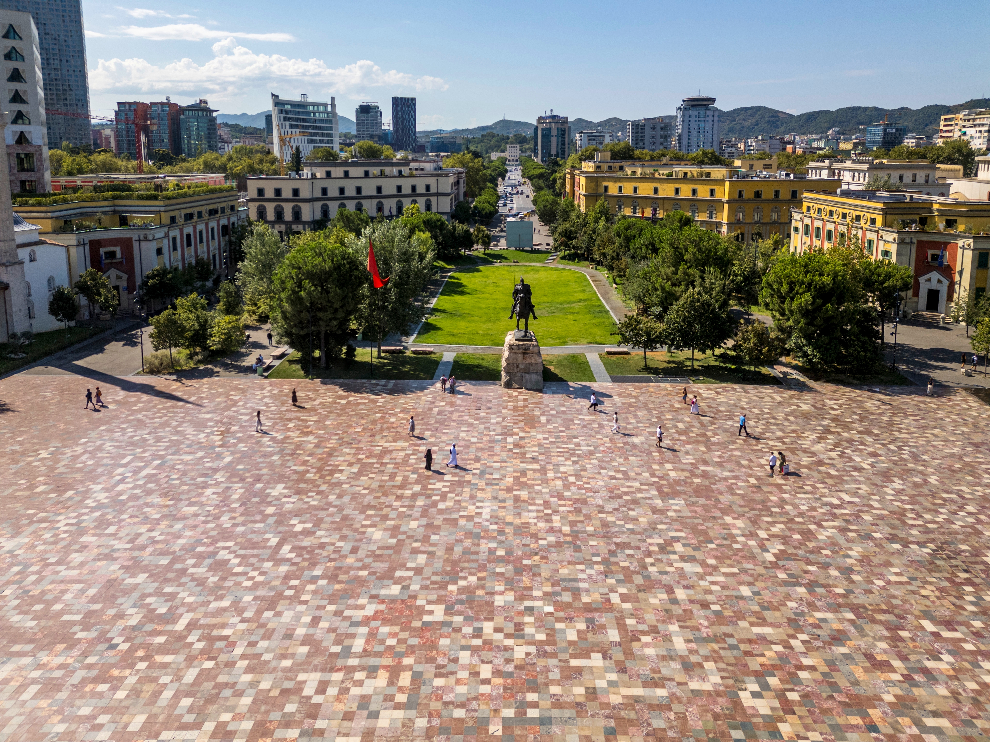 Tirana Skanderbeg Platz + Reiterstatue