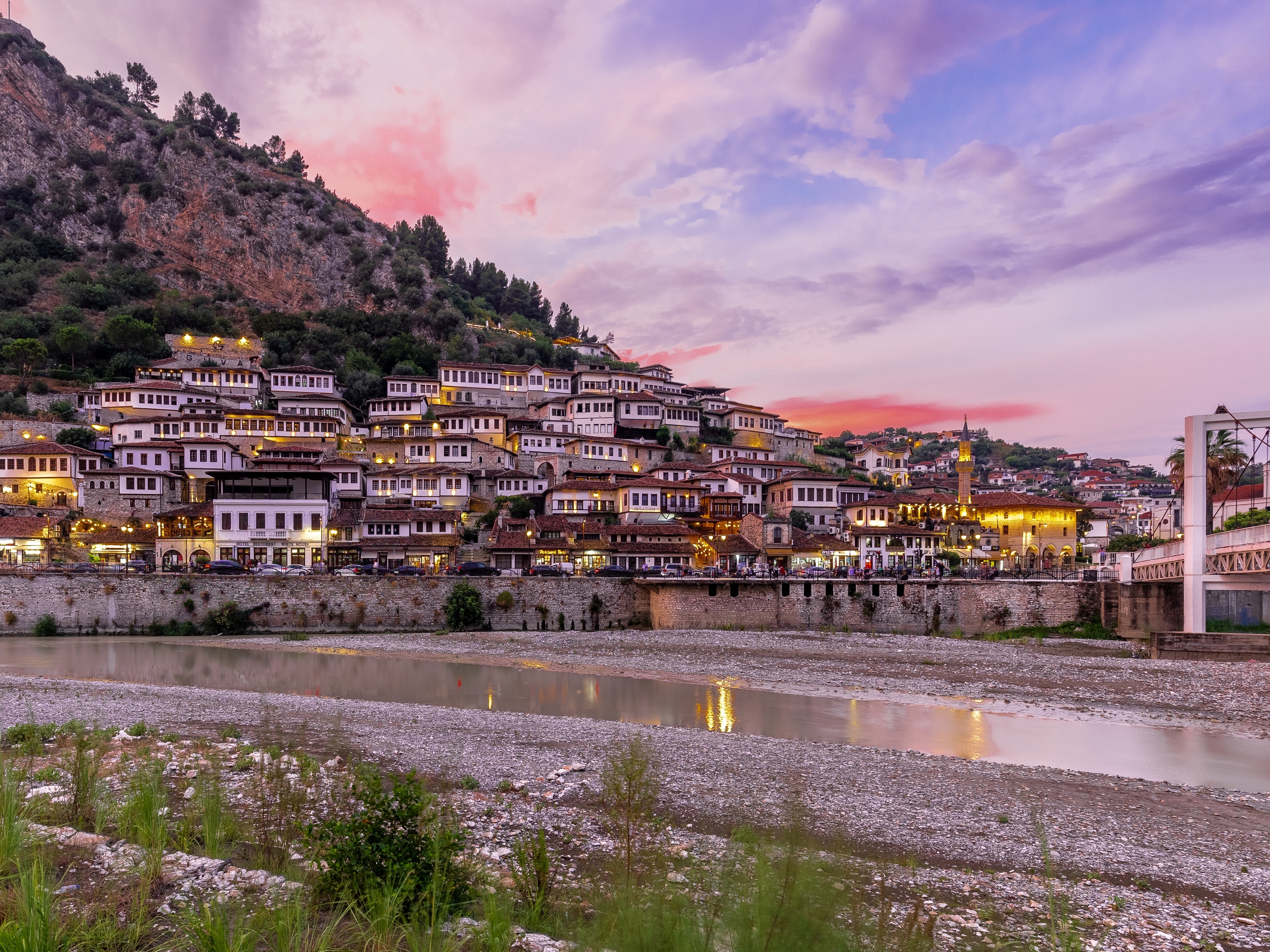 Berat Mangalem Viertel + Fluss Osum