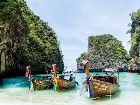 Longtail Boote in der Bucht