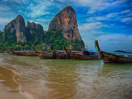 Longtailboote am Rai Leh Beach, Krabi