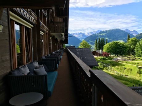 schweiz-gstaad saanen-huus hotel-terrass