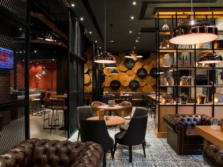 Wein & Tapas Bar im Pearl Rotana Hotel