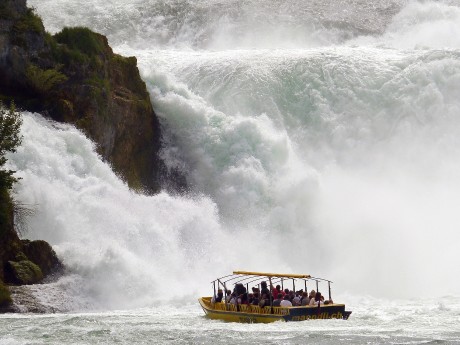 schweiz-schaffhausen-rheinfall-bootstour