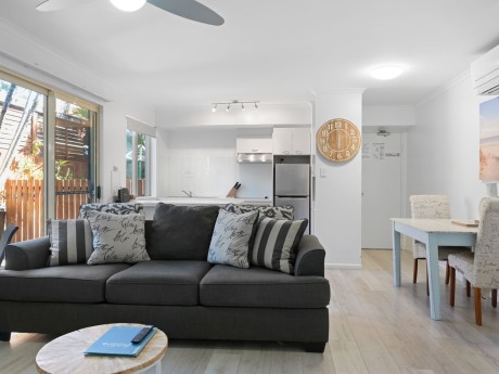 Rainbow Getaway Apartments_Living