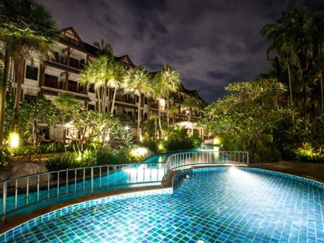 Pool bei Nacht, Kata Palm