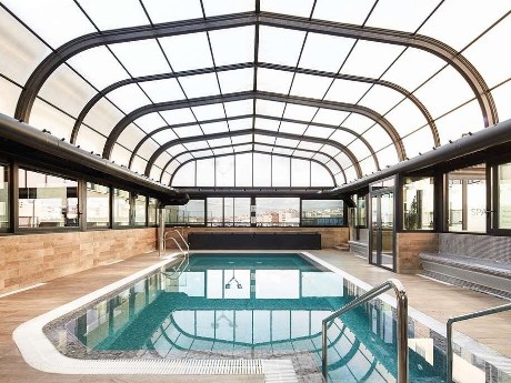 Das Schwimmbad des Gran Luna Granada