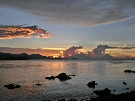 Boput Beach bei Sonnenuntergang
