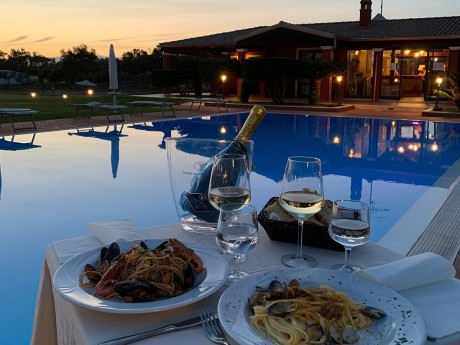 Speisen am Pool in der Villa Barbarina