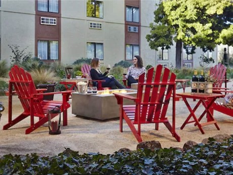 Hotel Focus SFO - Backyard