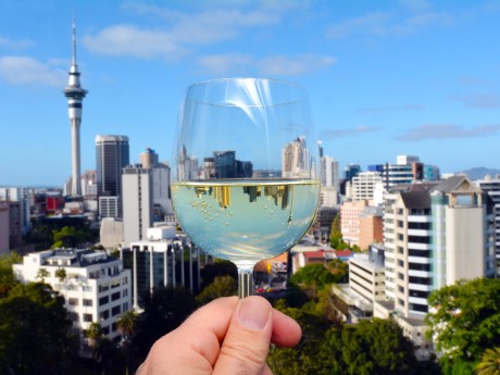 Neuseeland_Ni_Weinglas vor Aucklads Skyl