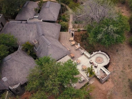 Die Feuerstelle der Unembeza Lodge 