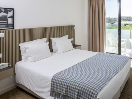 Zimmerbeispiel im Memmo Baleeira Hotel