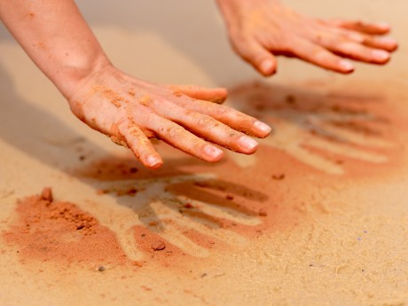 Australien_Aboriginal Art_Hands with Red