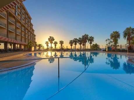 Außenpool des The Views Oasis