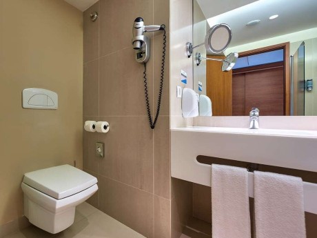 Badezimmerbeispiel im Four Views Baia