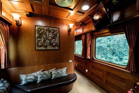 Interieur, Blue Jasmine Train