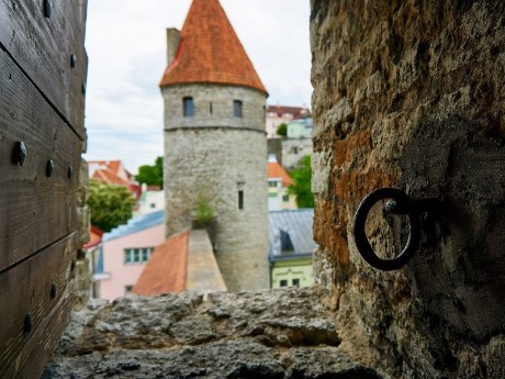 Blick durch die Stadtmauer