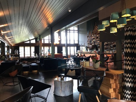 schweiz-gstaad saanen-huus hotel-bar lou