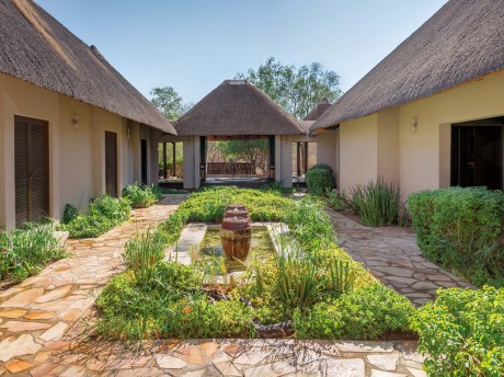 Mokuti Etosha Lodge_Courtyard_01