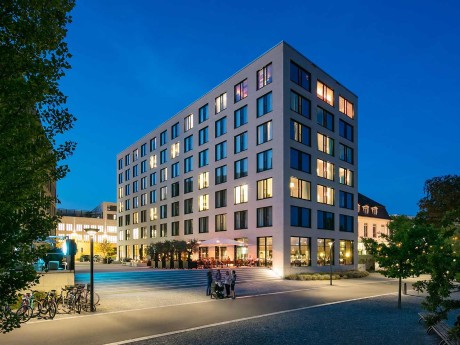 Ausßenansicht des Hotels bei Dämmerung