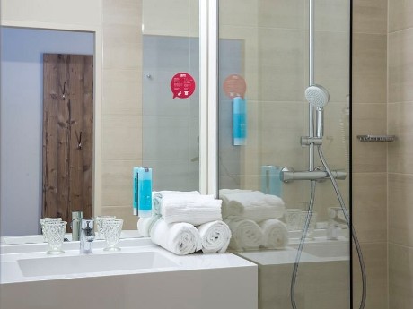 Badezimmerbeispiel des COOEE alpin Hotel
