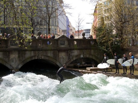 Surfer am Eisbach, München