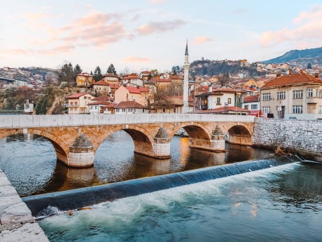 Sehercehaja Brücke über den Fluss in Sar