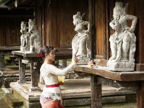 Frau im Tempel auf Bali