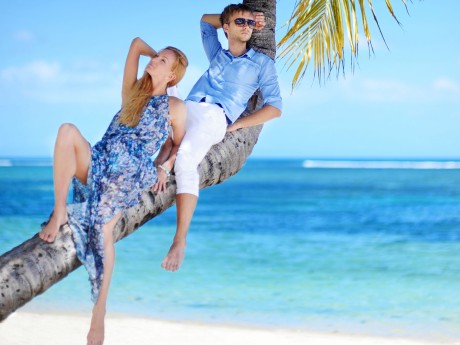 Mauritius_Couple_Palm Tree on Beach_shut